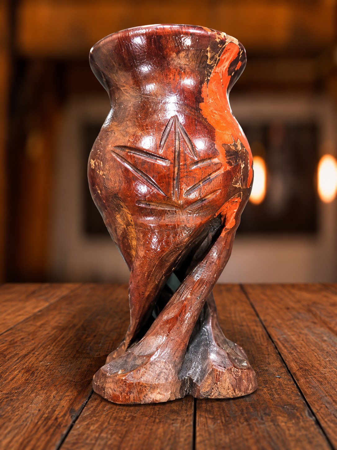 El mate artesanal de madera tallado con figura de mujer